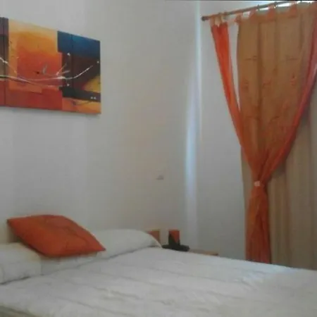 Famara Rooms Albergue *